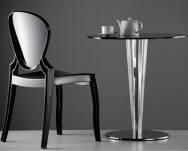 Pedrali QUEEN 650 krzesło nieprzezroczyste czarne ze stołem
