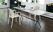 Mila SOFT krzesło z tworzywa marki Magis, kolor biały, ambient