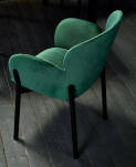 Krzesło Ginger - na ciemnej podłodze i w tkaninie welurowej