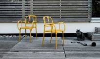 Mila krzesło z tworzywa marki Magis, piękny kolor żółty na tarasie