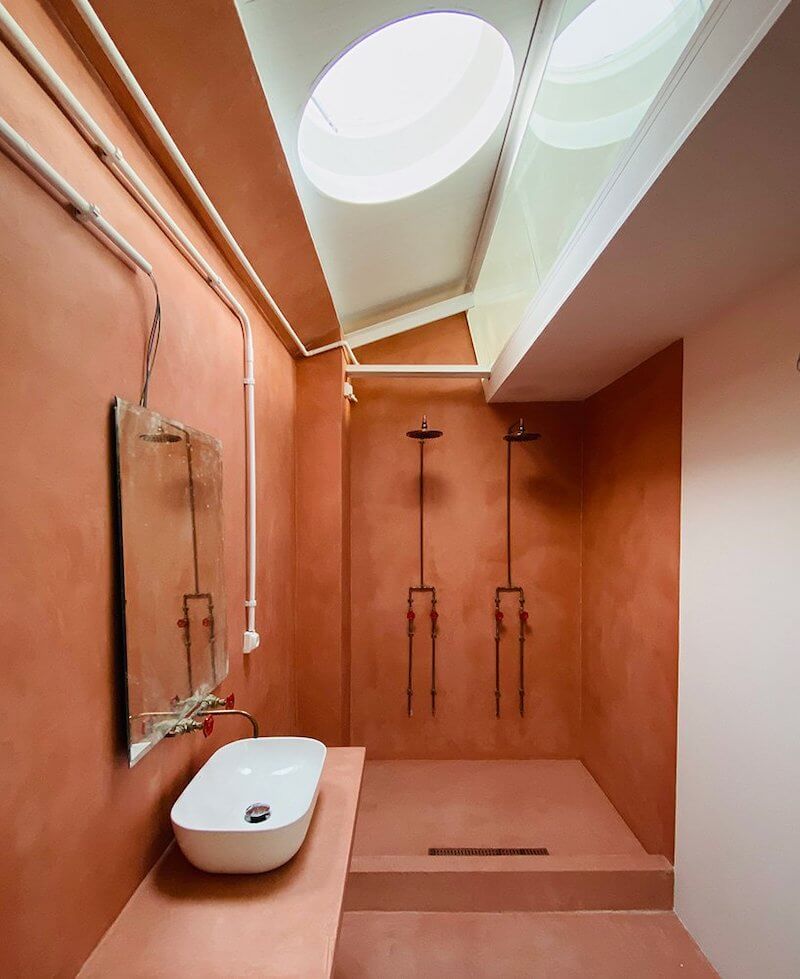 Designeskie mieszkanie artystki Clary Cebrian - łazienka ze świetlikiem